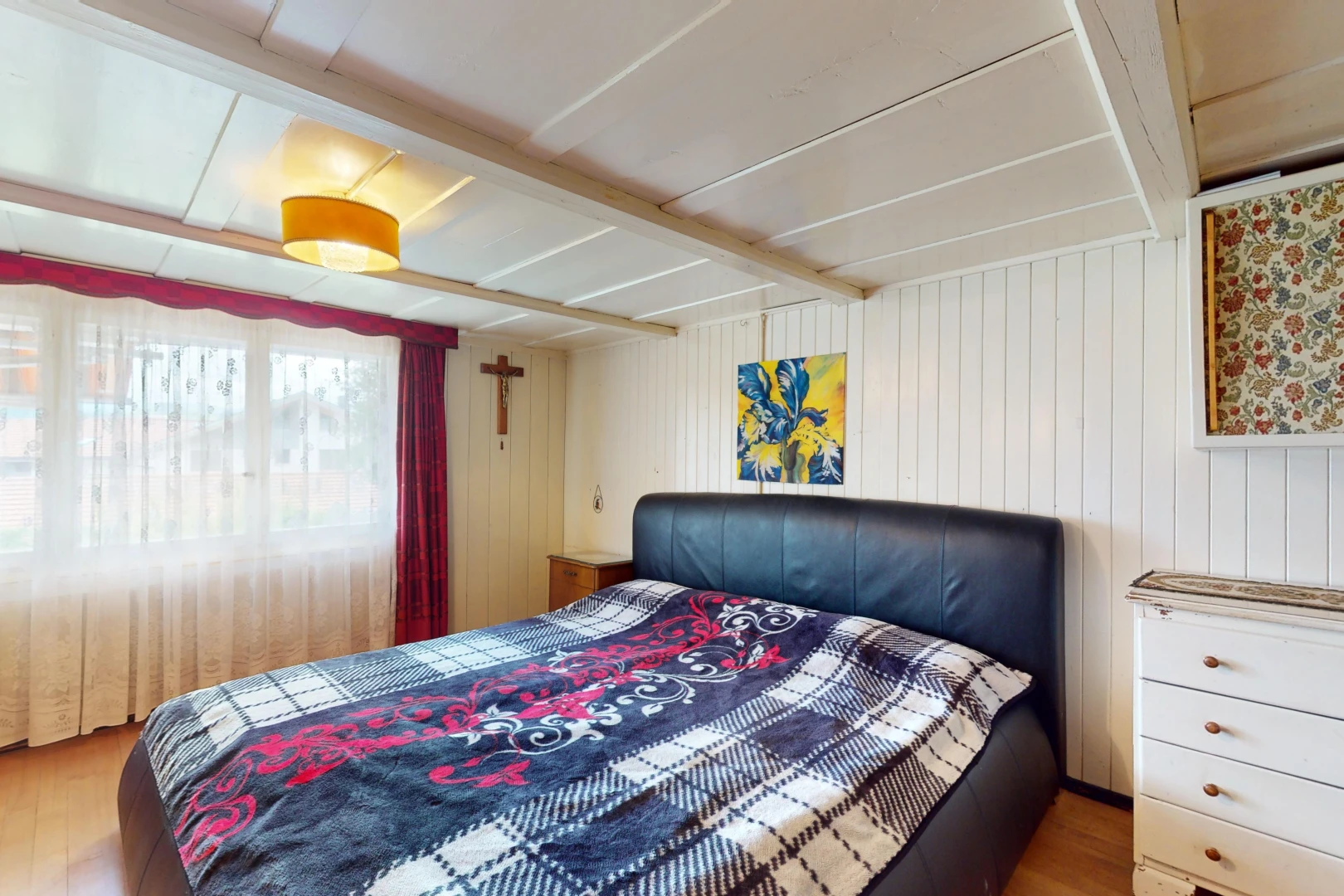 zimmer / schlafzimmer mit parkettboden und natürliches licht