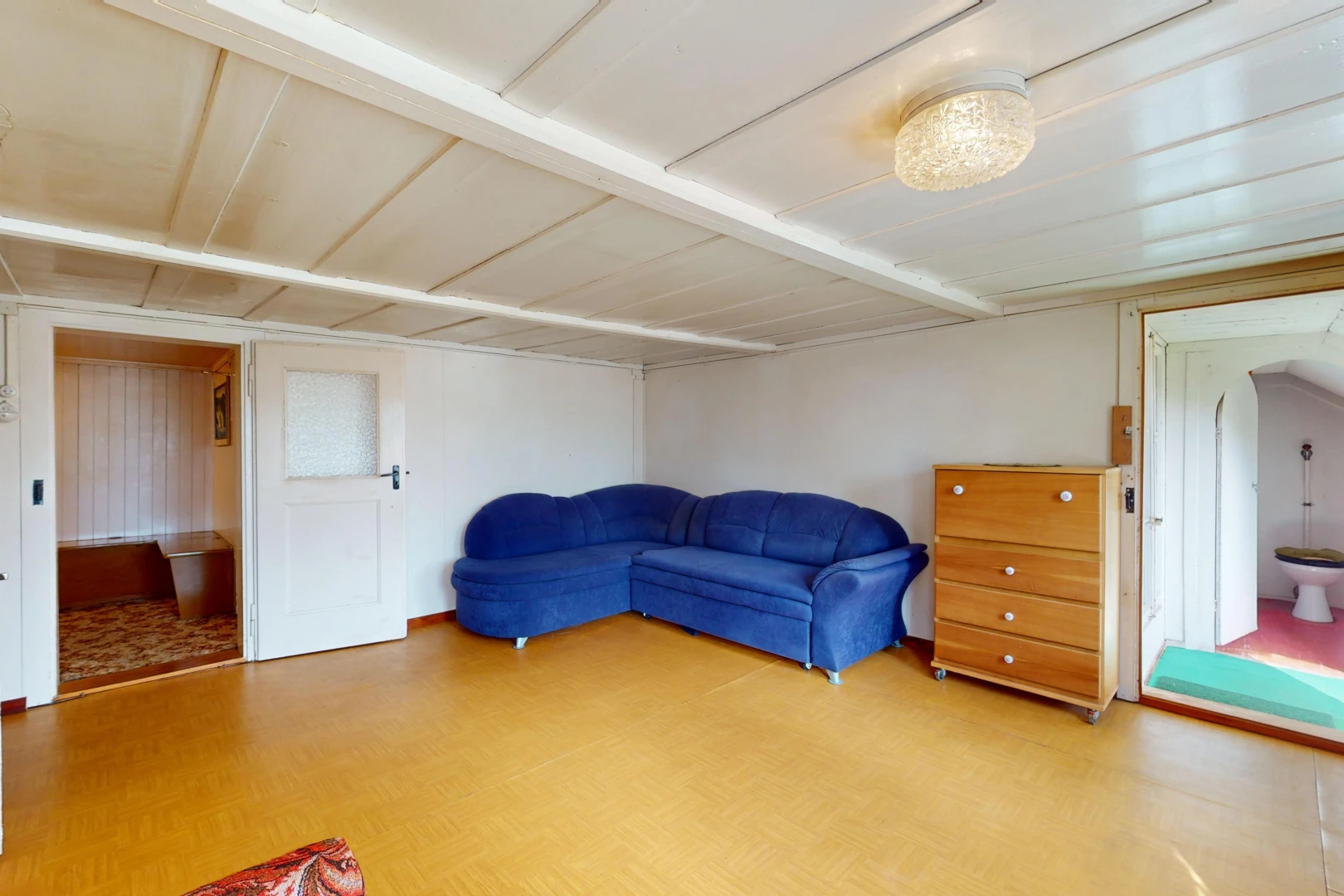 wohnzimmer mit niedrige decke, parkettboden, und gewölbte gehwege