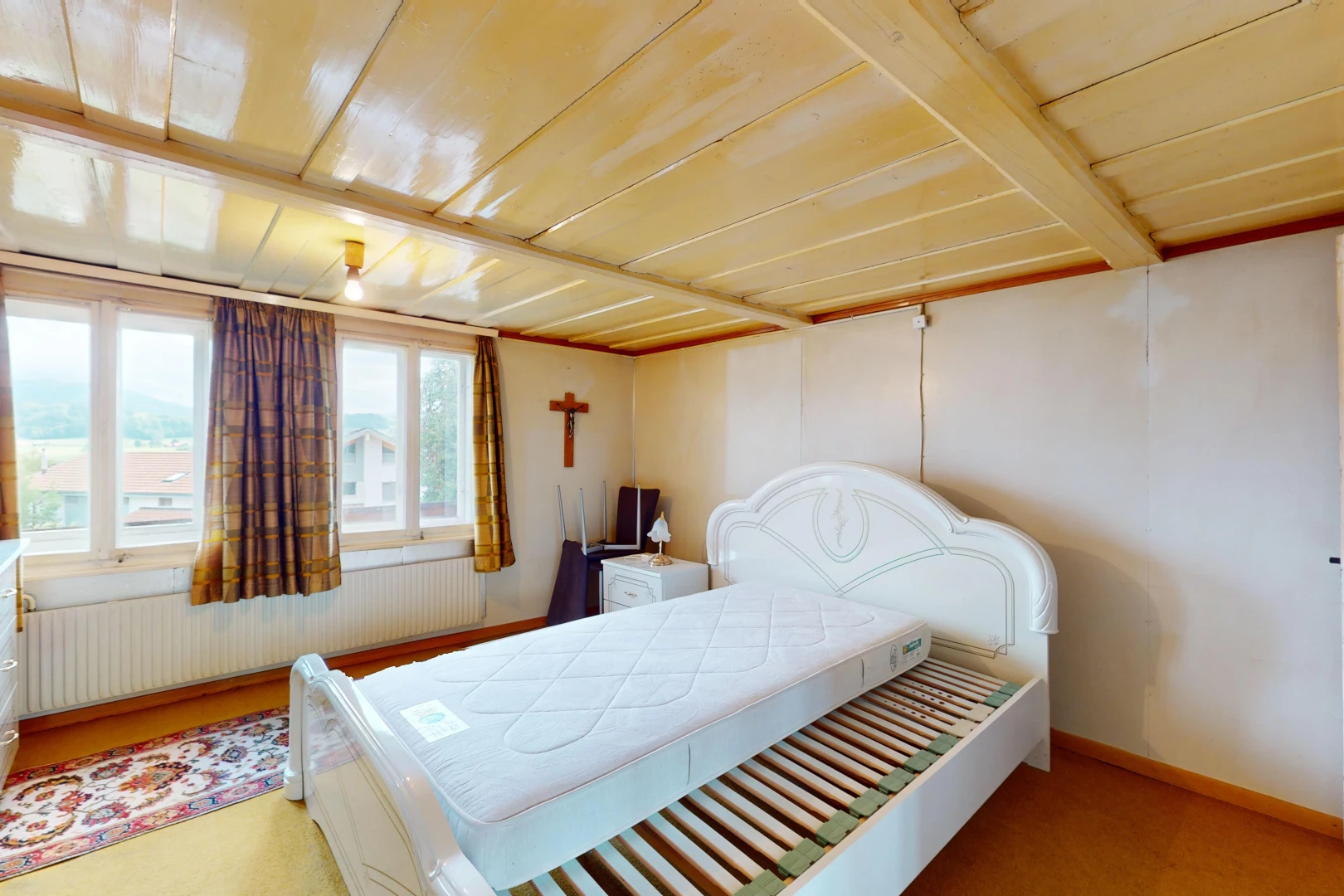 zimmer / schlafzimmer mit teppich, kühler, und natürliches licht