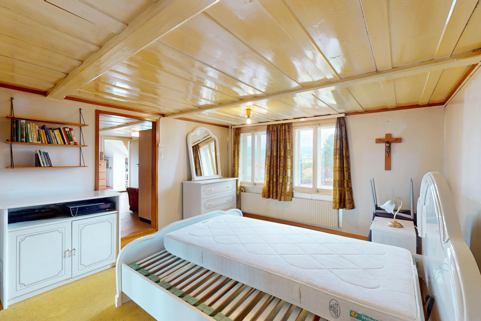 zimmer / schlafzimmer mit teppich, niedrige decke, und natürliches licht
