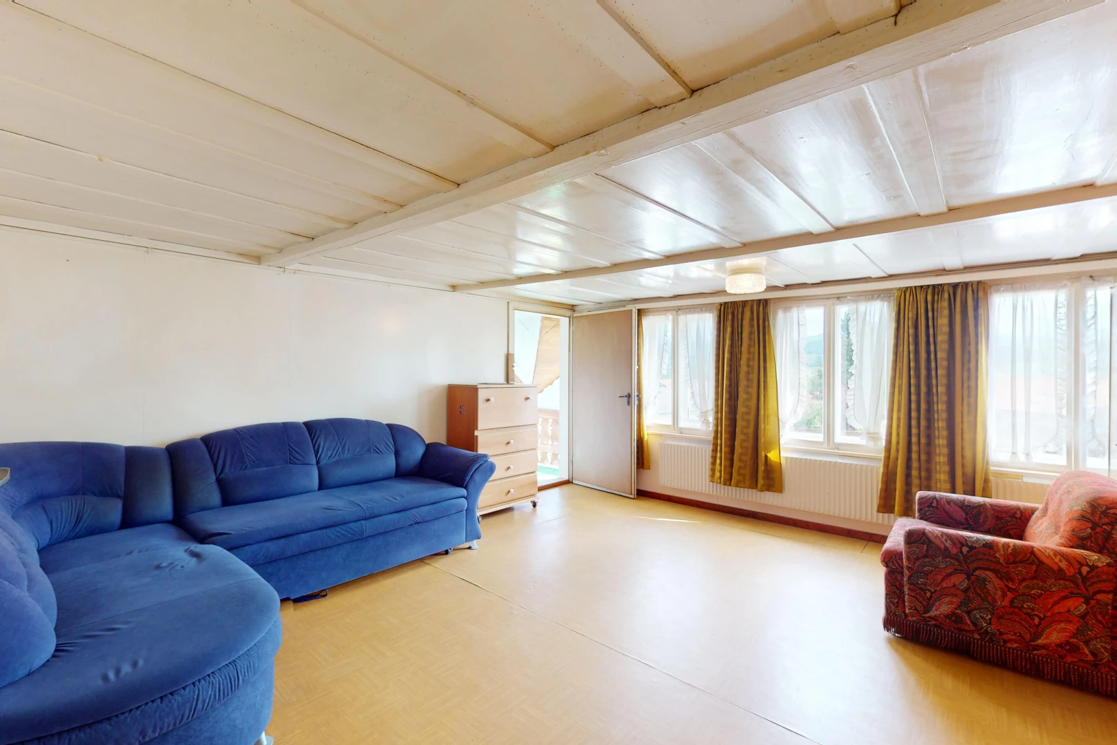 wohnzimmer mit natürliches licht