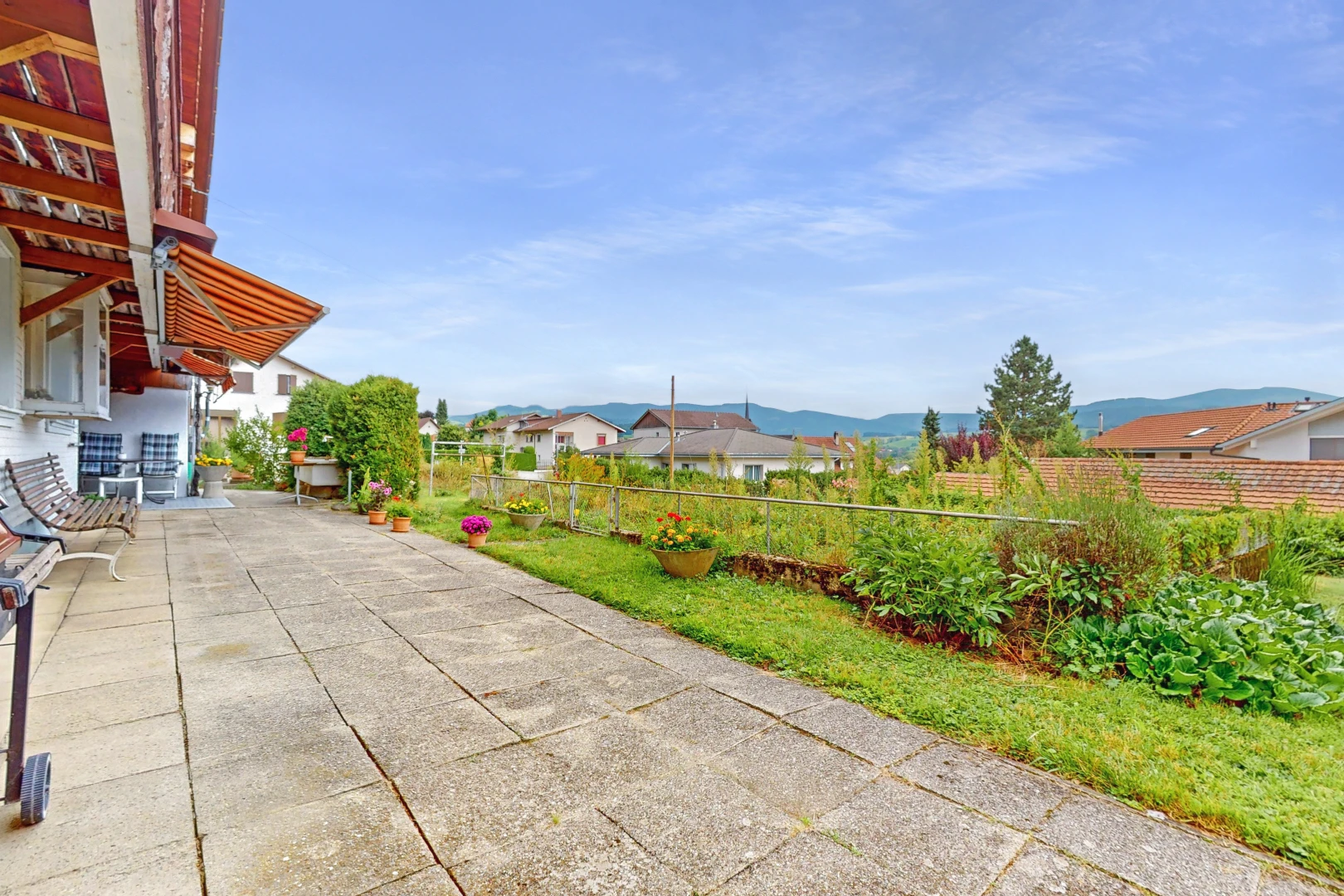 terrasse mit blick auf die berge, zaun, markise, und terrasse