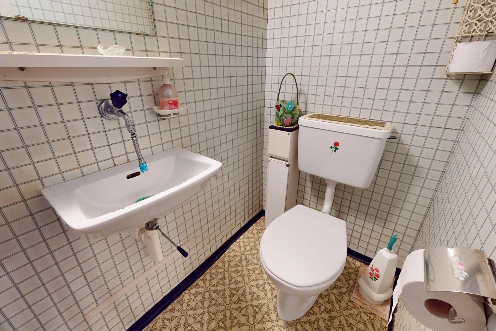 bad mit fliesenboden, fliesenwand, und toilette