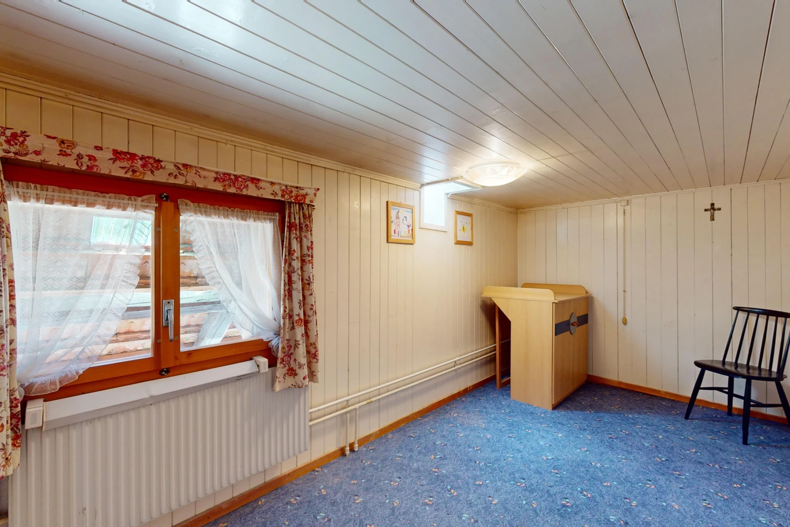zimmer / schlafzimmer mit natürliches licht und holzdecke