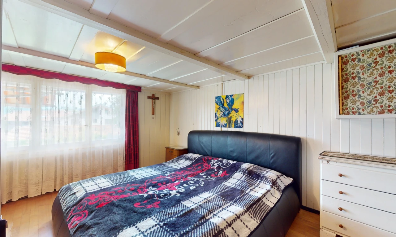 zimmer / schlafzimmer mit parkettboden und natürliches licht