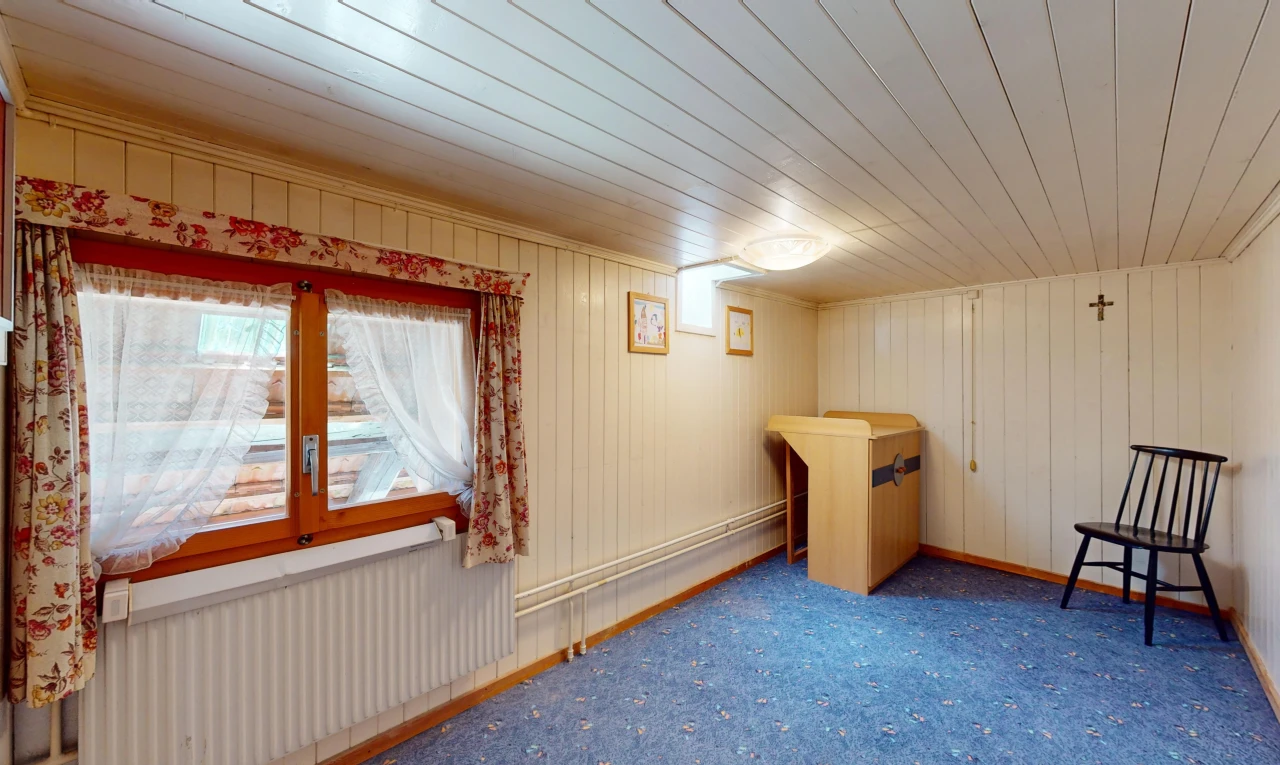 zimmer / schlafzimmer mit natürliches licht und holzdecke