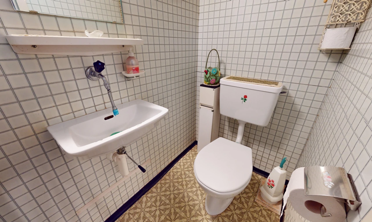 bad mit fliesenboden, fliesenwand, und toilette
