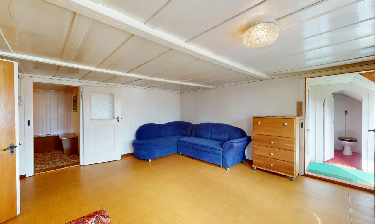 wohnzimmer mit niedrige decke, parkettboden, und gewölbte gehwege