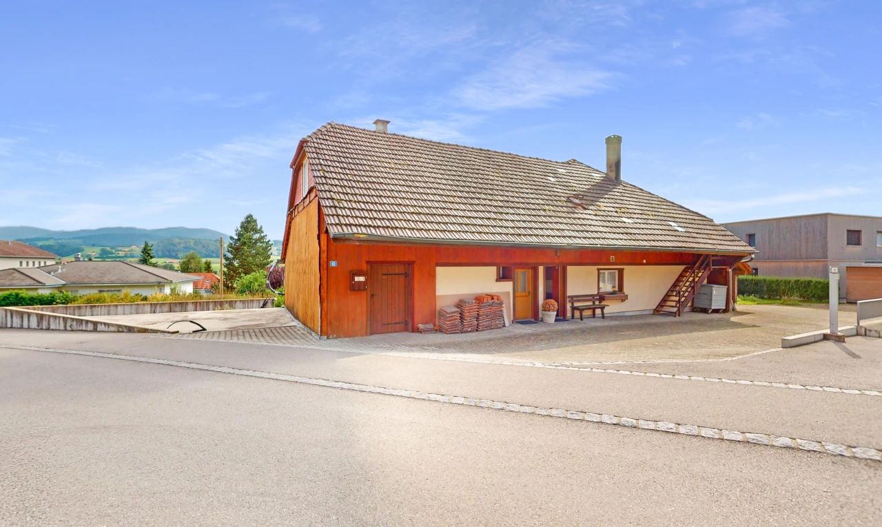 außenansicht mit blick auf die berge und zaun