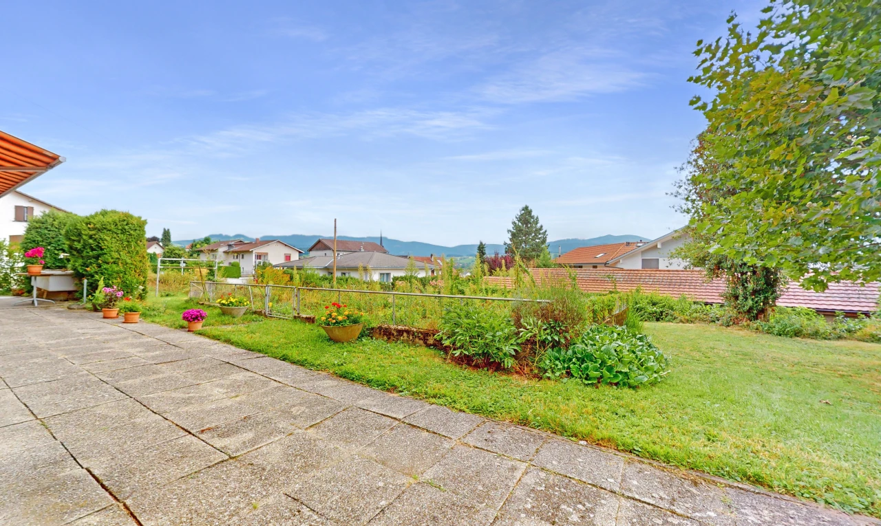 garten mit wohngebietblick, blick auf die berge, zaun, und rasen
