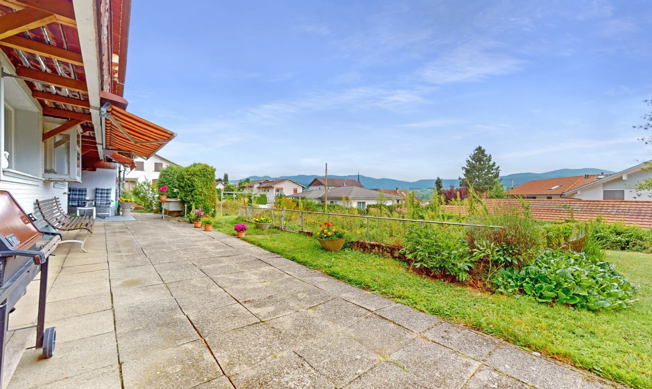 terrasse mit blick auf die berge, zaun, markise, und terrasse