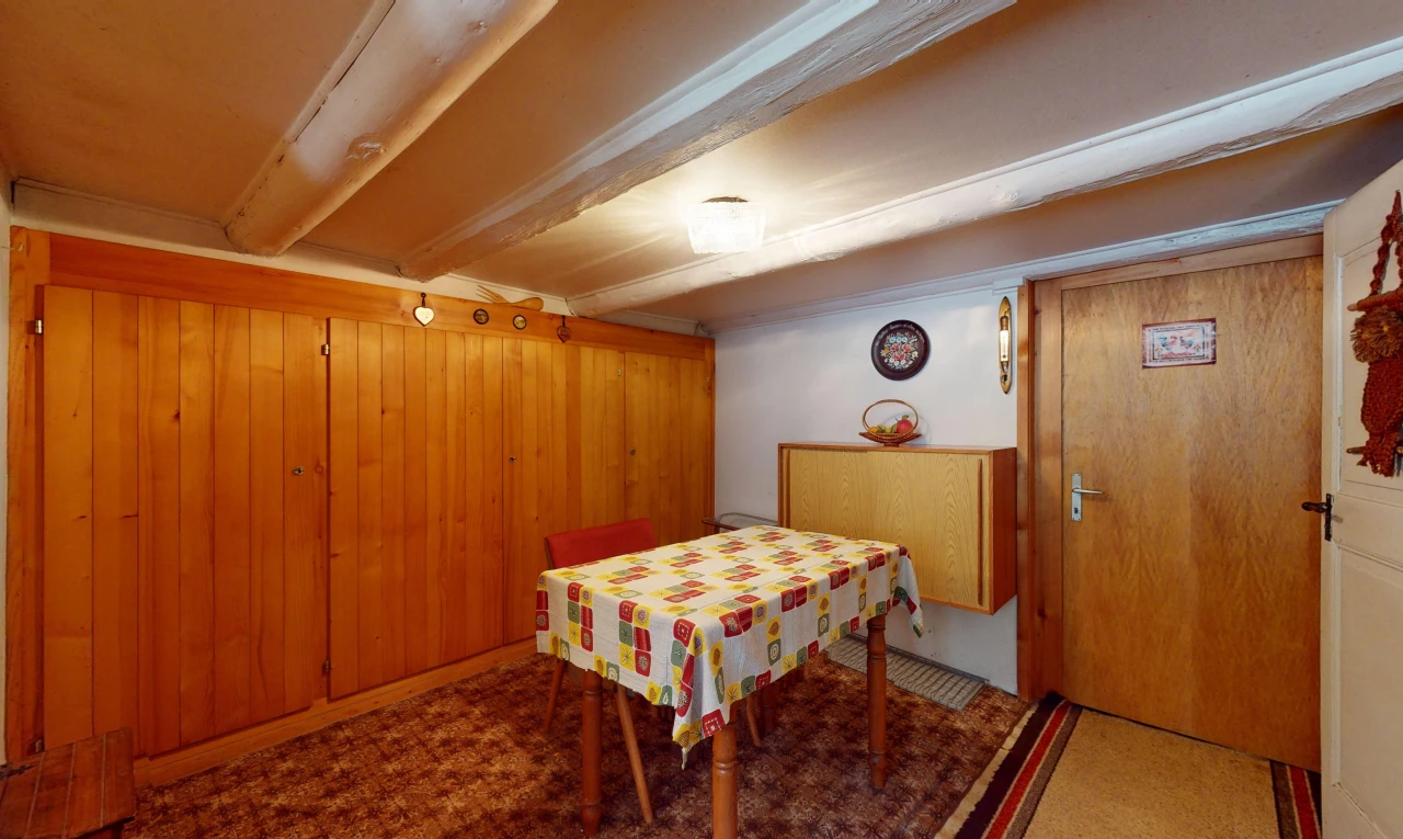 esszimmer mit niedrige decke, balkendecke, holzwand, und teppich