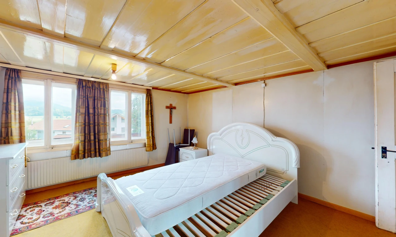 zimmer / schlafzimmer mit teppich, kühler, und natürliches licht