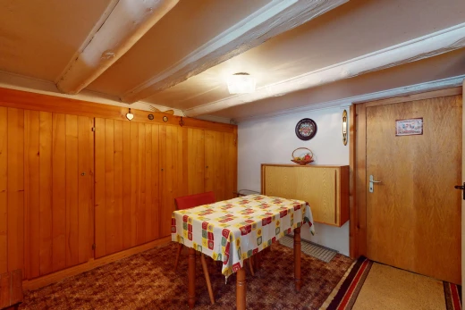 esszimmer mit niedrige decke, balkendecke, holzwand, und teppich