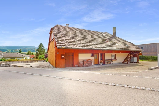 außenansicht mit blick auf die berge und zaun
