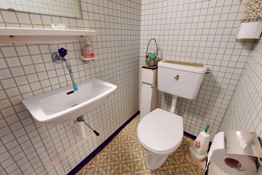 bad mit fliesenboden, fliesenwand, und toilette