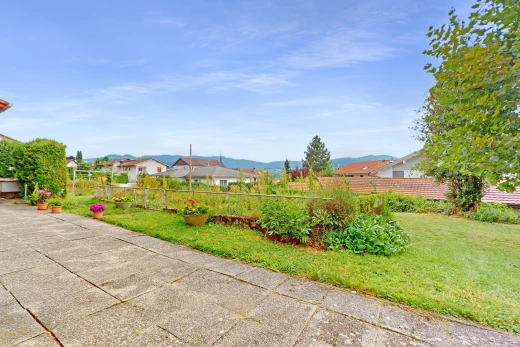 garten mit wohngebietblick, blick auf die berge, zaun, und rasen