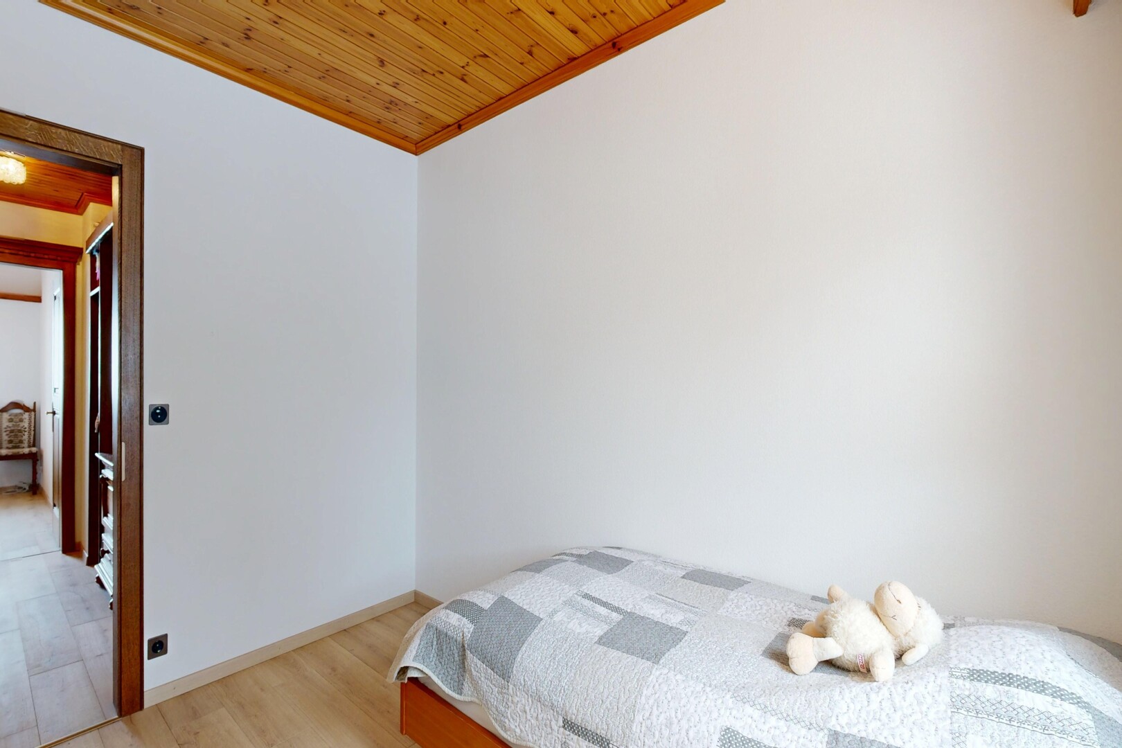 zimmer / schlafzimmer mit inside property, gipskartonwand, drywall, holzfußboden, und wood finish floor