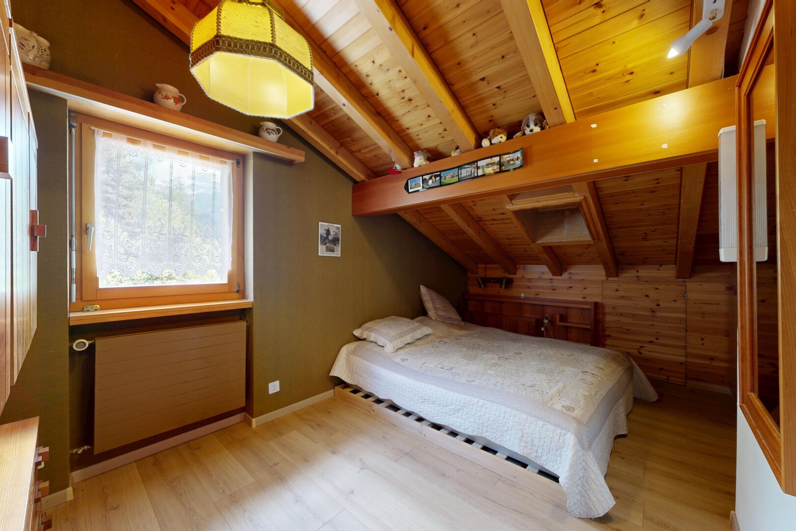 chambre avec mur en bois, wood wall, plafond en bois, wood ceiling, et plafond à poutres