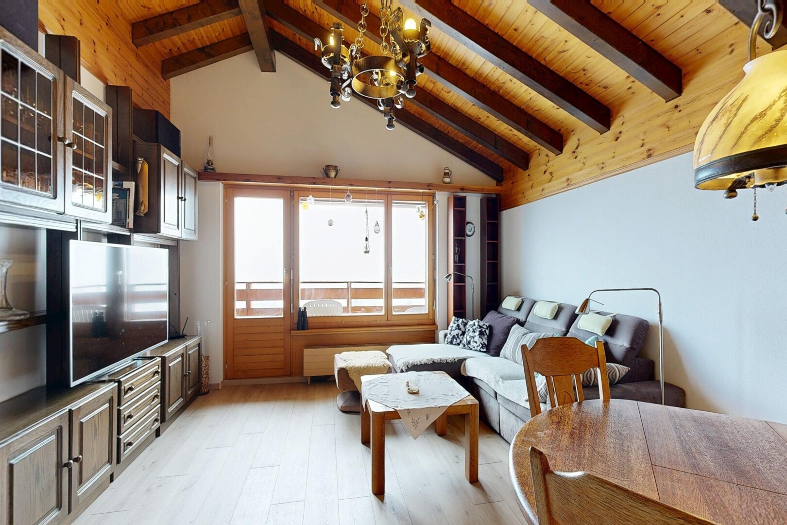 wohn- / esszimmer mit bemerkenswerter kronleuchter, light floor, gipskartonwand, drywall, und fernseher