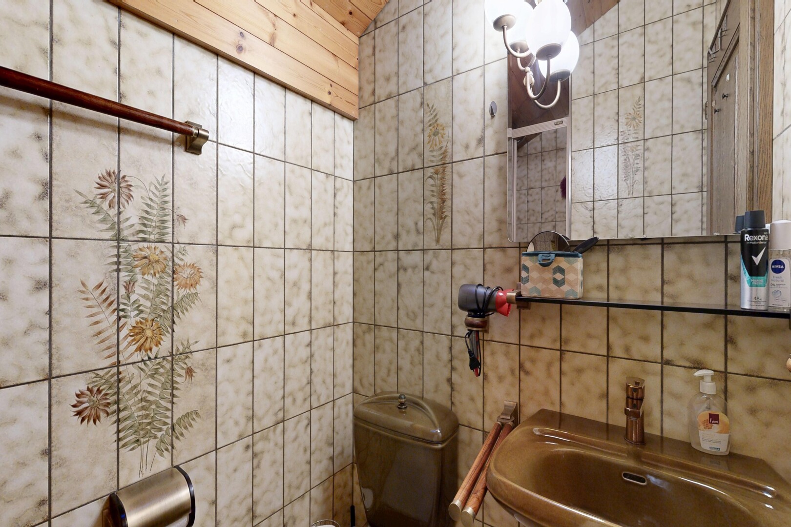 bad mit spiegel, waschbecken, toilette, tile wall, und fliesenwand