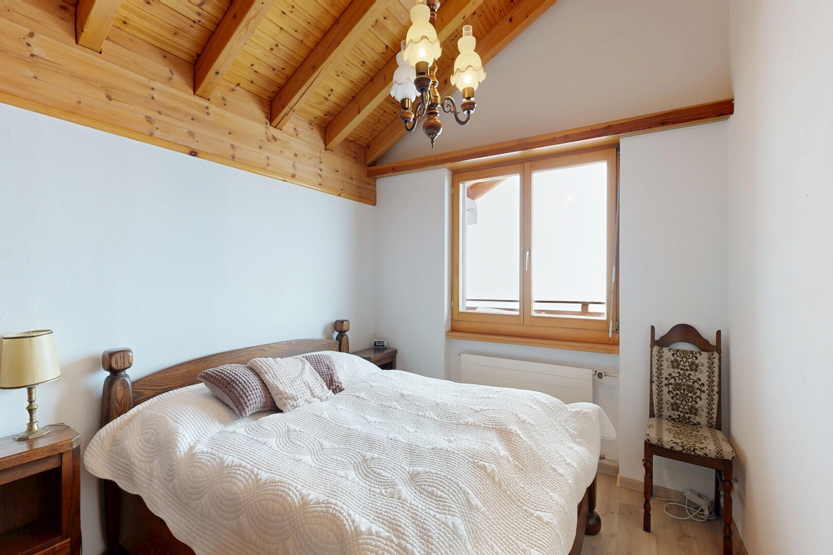 zimmer / schlafzimmer mit bemerkenswerter kronleuchter, inside property, gipskartonwand, drywall, und balkendecke