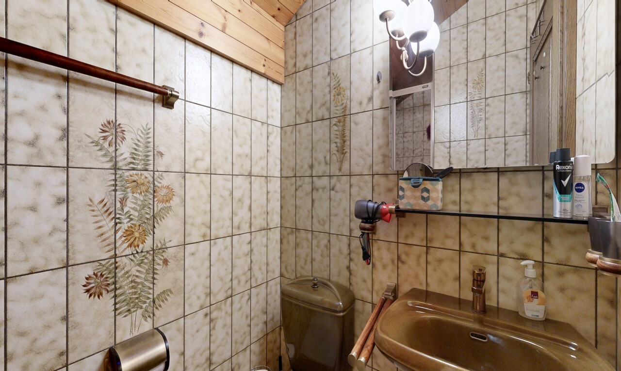 bad mit spiegel, waschbecken, toilette, tile wall, und fliesenwand
