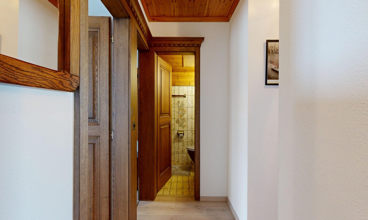 halle / korridor mit inside property, drywall, gipskartonwand, light floor, und baseboards wall