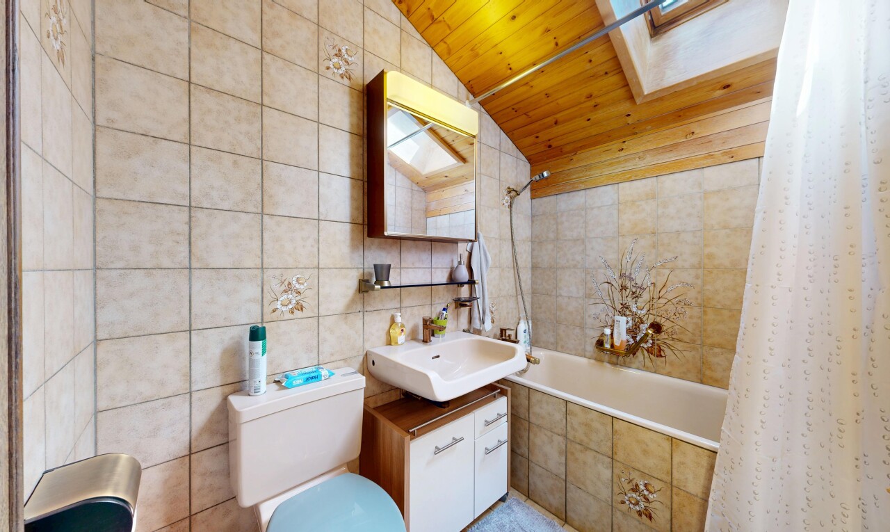 salle de bains avec puits de lumière, mur en carrelage, tile wall, salle de bain complète, et douche-bain combinés