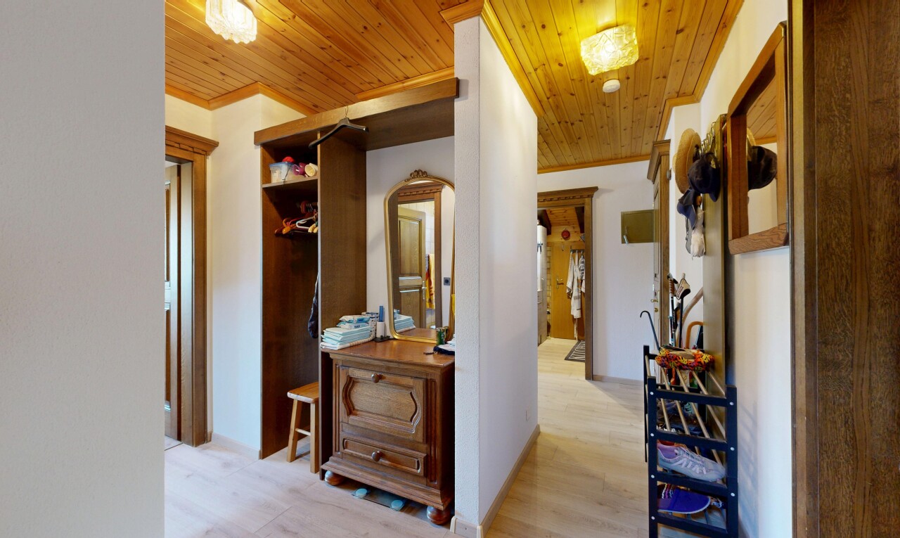 couloir avec cloison sèche, drywall, inside property, plafond en bois, et wood ceiling