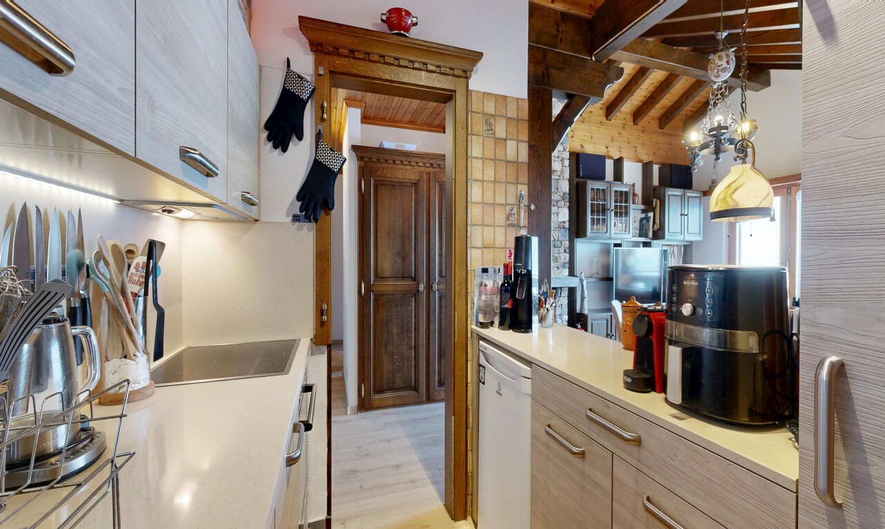 küche mit arbeitsplatten, light countertops, inside property, light floor, und geschirrspülmaschine