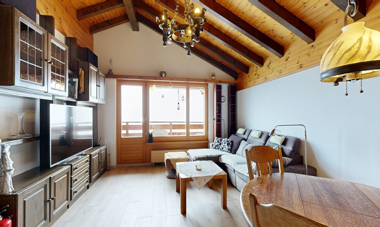 wohn- / esszimmer mit bemerkenswerter kronleuchter, light floor, gipskartonwand, drywall, und fernseher