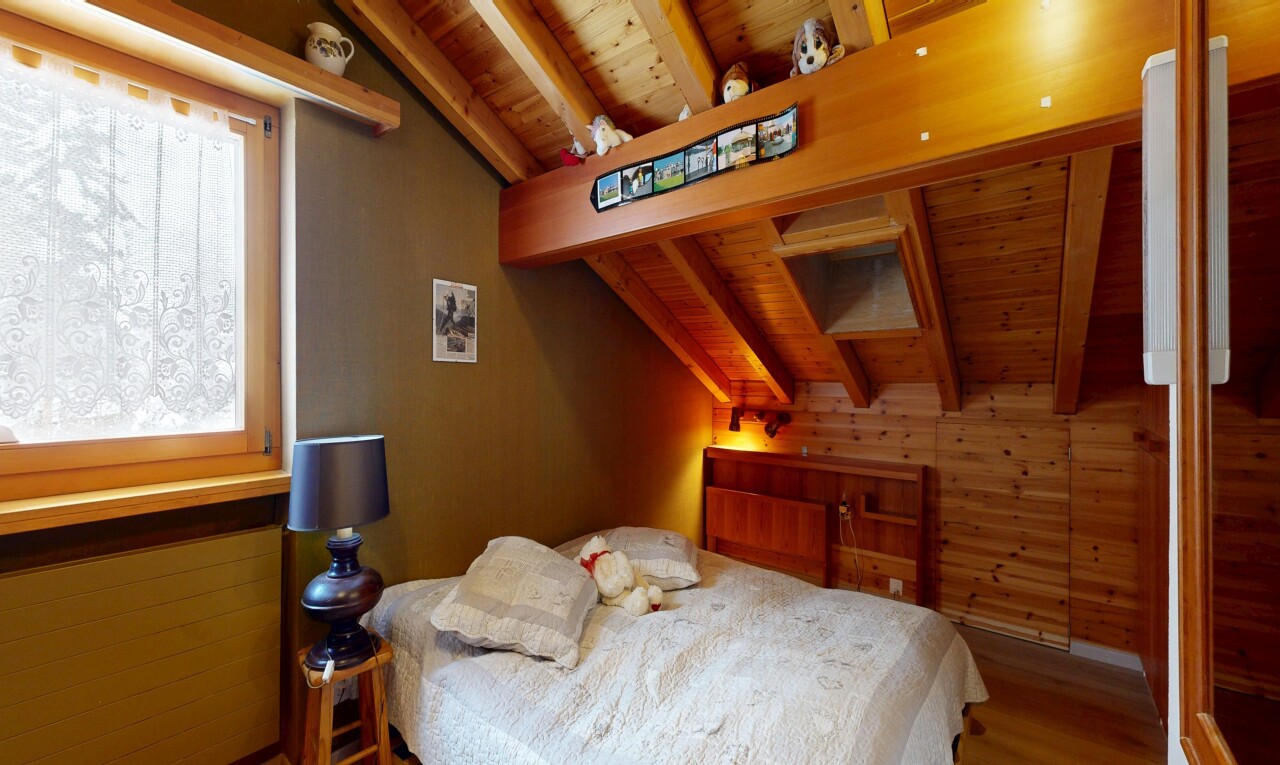 zimmer / schlafzimmer mit beamed ceiling, balkendecke, wood wall, holzwand, und wood ceiling