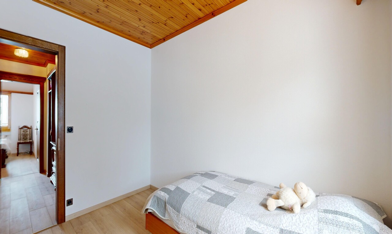 zimmer / schlafzimmer mit inside property, gipskartonwand, drywall, holzfußboden, und wood finish floor