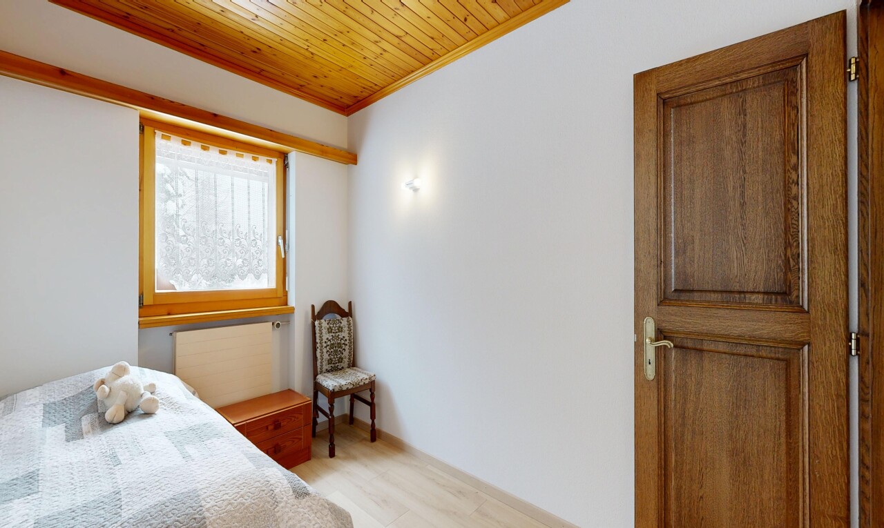 zimmer / schlafzimmer mit inside property, gipskartonwand, drywall, light floor, und holzfußboden