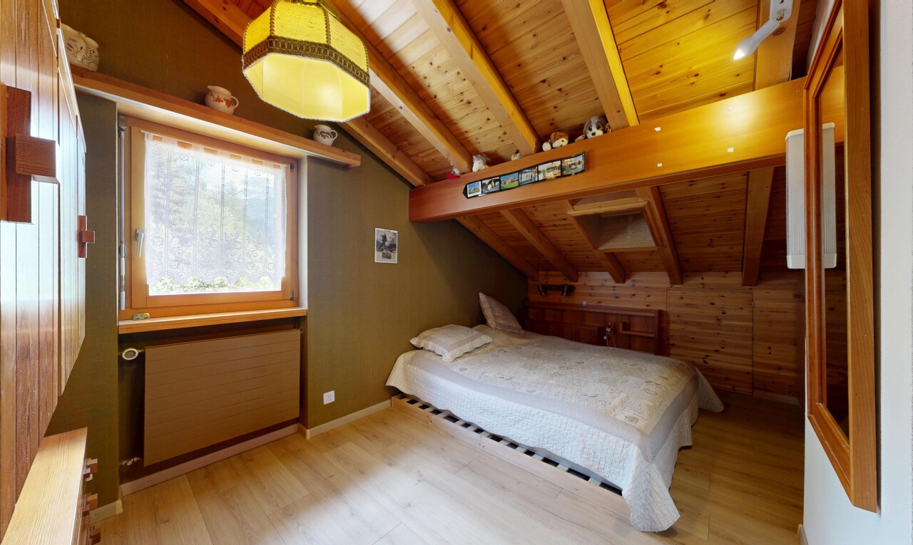 chambre avec mur en bois, wood wall, plafond en bois, wood ceiling, et plafond à poutres