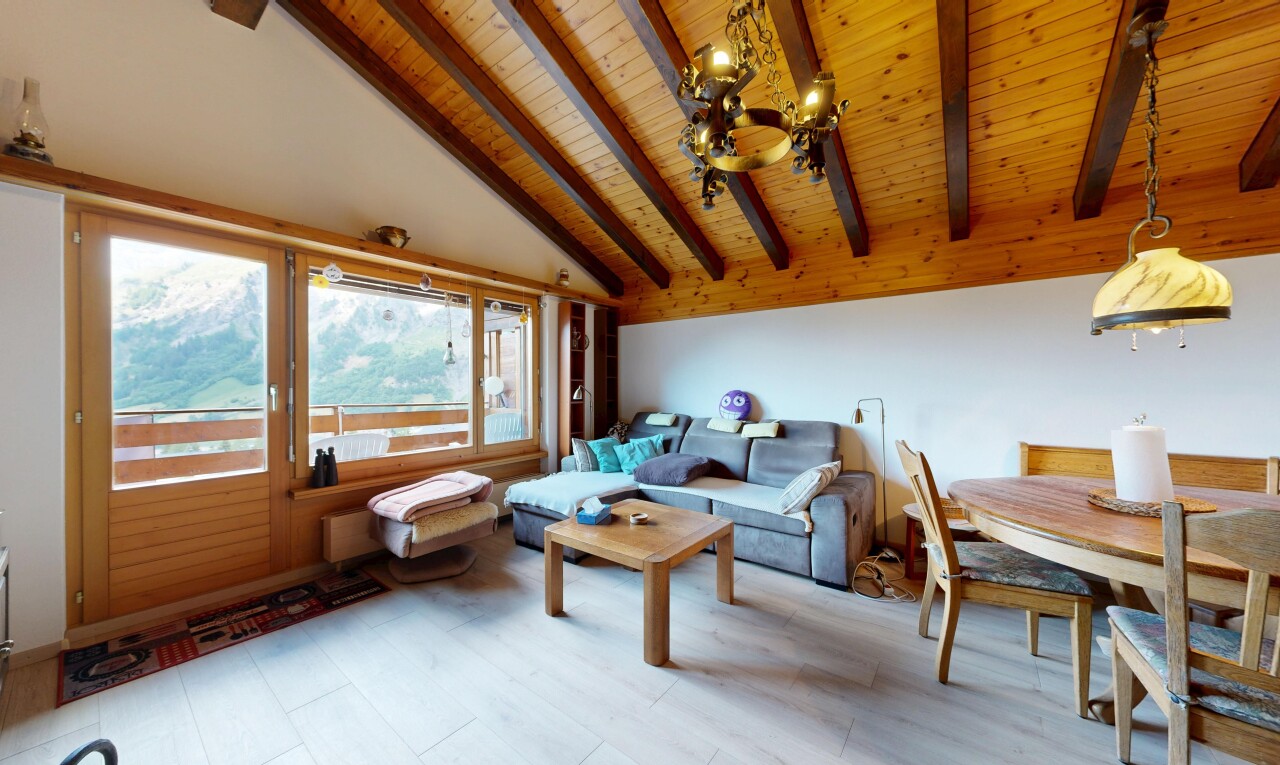 salon / salle à manger avec cloison sèche, drywall, inside property, sol en finition bois, et wood finish floor