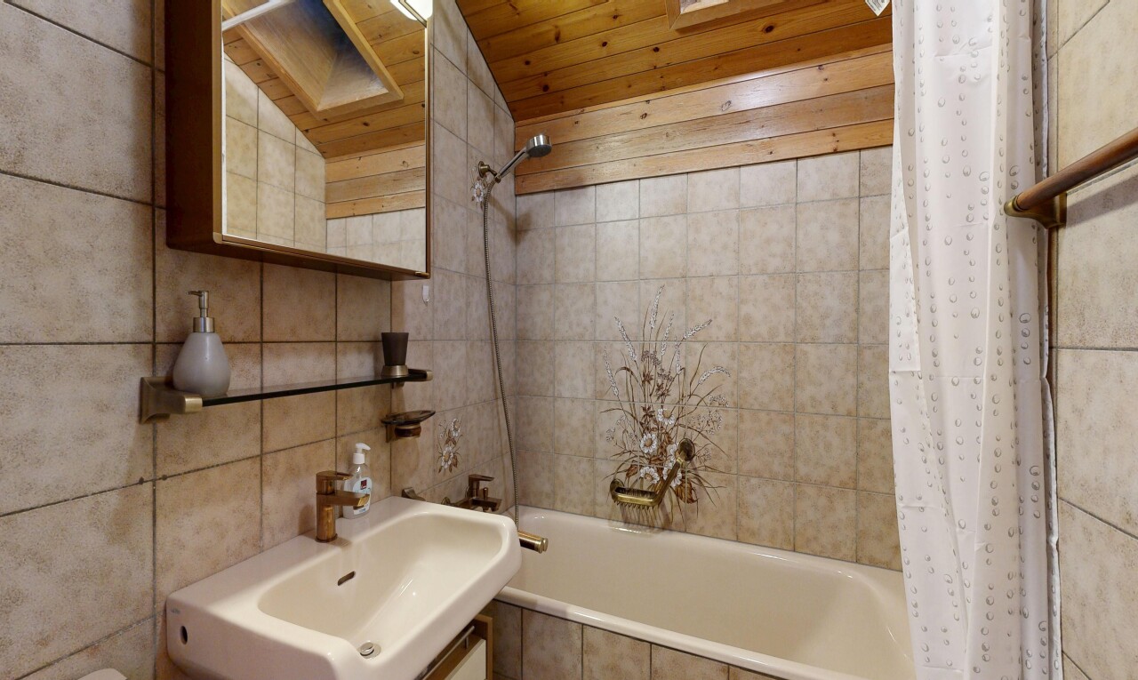bad mit spiegel, kombiniertes bad / dusche, inside property, fliesenwand, und tile wall