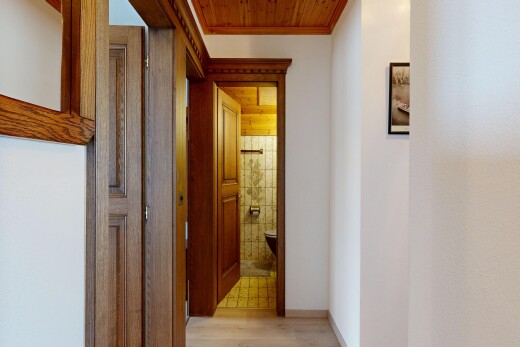 halle / korridor mit inside property, drywall, gipskartonwand, light floor, und baseboards wall