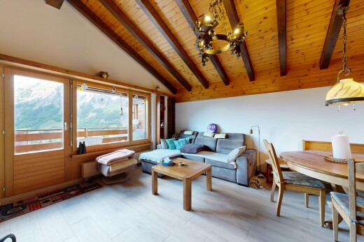 salon / salle à manger avec cloison sèche, drywall, inside property, sol en finition bois, et wood finish floor