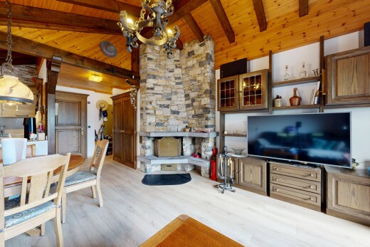 salon / salle à manger avec inside property, télévision, plafond à poutres, beamed ceiling, et sol en finition bois