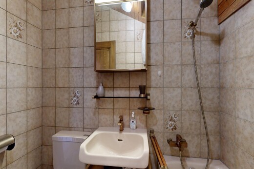 full bath with tiled shower / bath and tile walls
