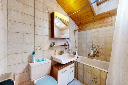 salle de bains avec puits de lumière, mur en carrelage, tile wall, salle de bain complète, et douche-bain combinés