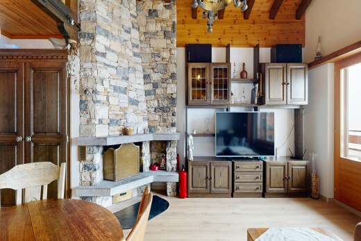 wohnzimmer mit fernseher, kamin, inside property, holzfußboden, und wood finish floor