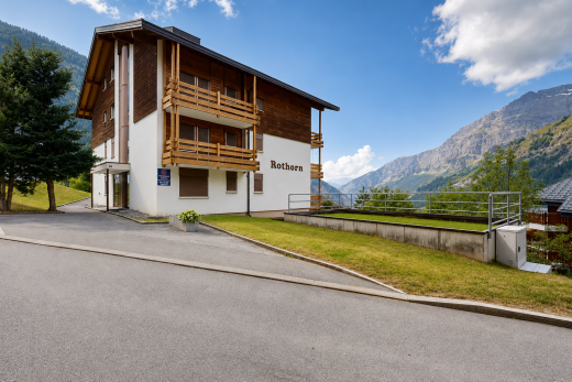 façade avec vue sur la montagne, mountain view, day time, balcon, et bardage en stuc