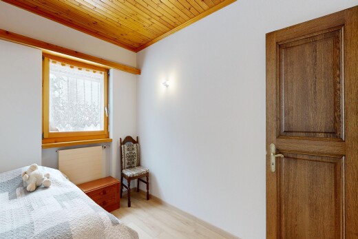 zimmer / schlafzimmer mit inside property, gipskartonwand, drywall, light floor, und holzfußboden