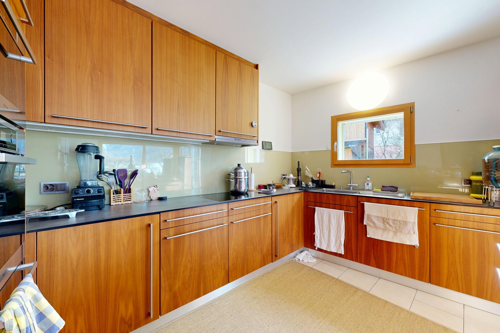 küche mit inside property, mittelbraune schränke, medium brown cabinets, tile floor, und fliesenboden