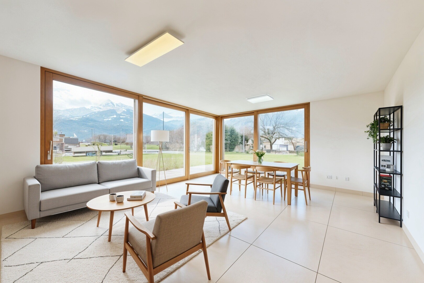 wohn- / esszimmer mit floor ceiling windows, bodendeckenfenster, drywall, gipskartonwand, und blick auf die berge