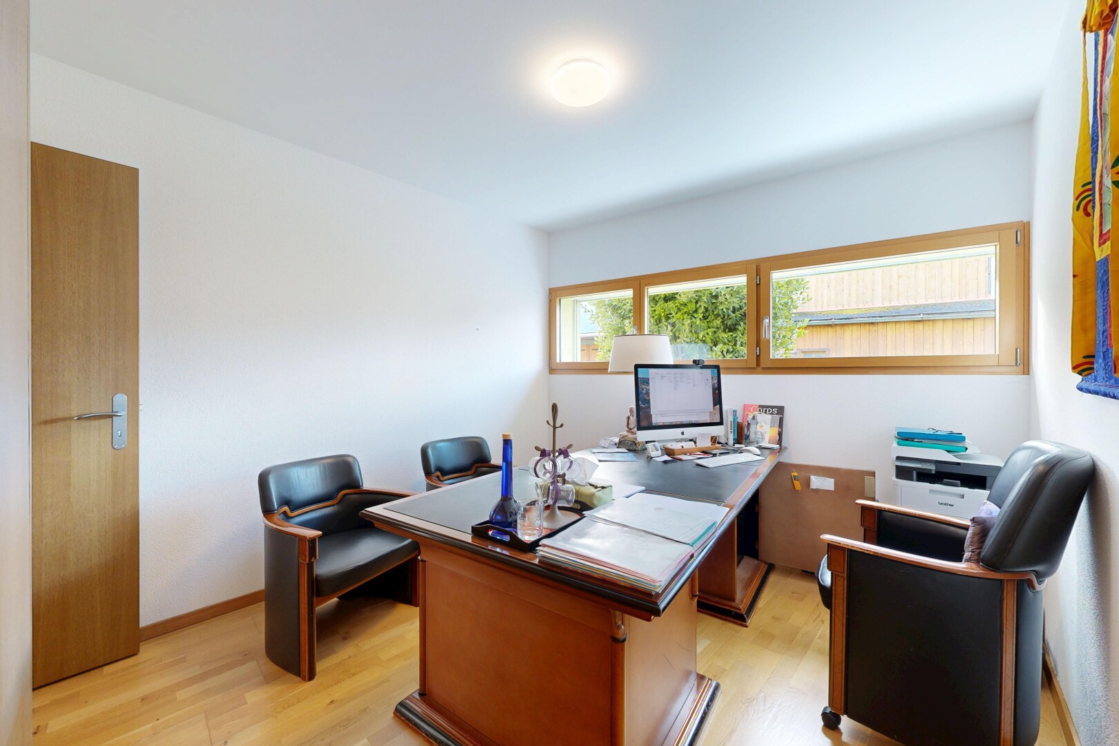 büro mit bürobereich, wood finish floor, holzfußboden, inside property, und light floor