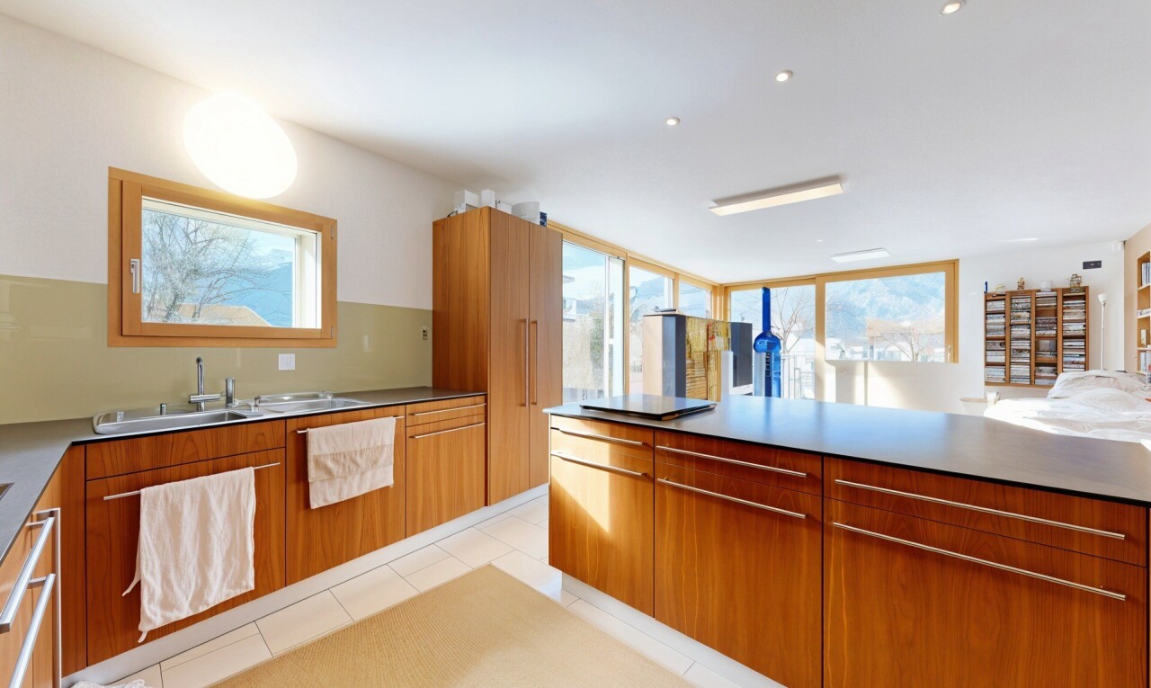 küche mit light floor, mittelbraune schränke, medium brown cabinets, natural light, und natürliches licht